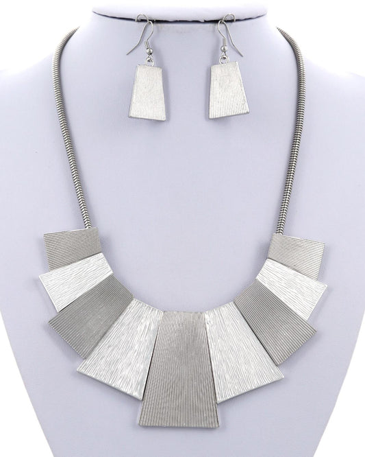 METAL GRADUATING NECKLACE AND EARRING SET
